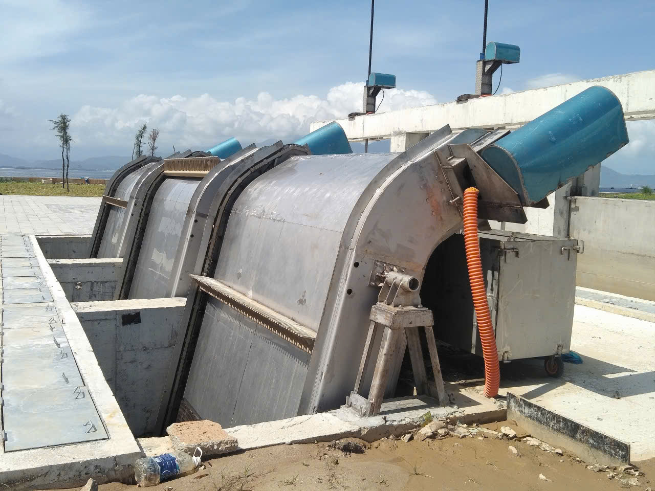 Hệ thống máy vớt rác